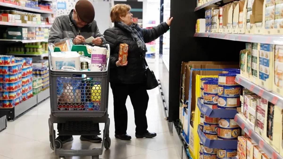 Una pareja haciendo la compra en un supermercado Una pareja haciendo la compra en un supermercado