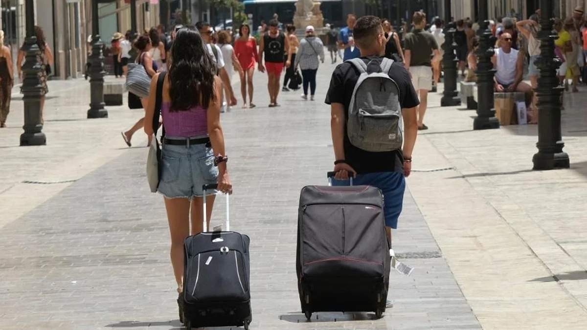 Turistas jovenes llegando a Malaga