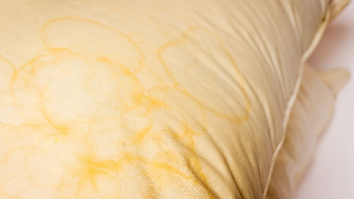 Una almohada con manchas amarillentas