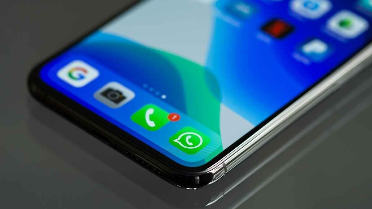 Esta es la nueva actualización de WhatsApp que cambiará el funcionamiento de la aplicación Un teléfono móvil con el icono de WhatsApp