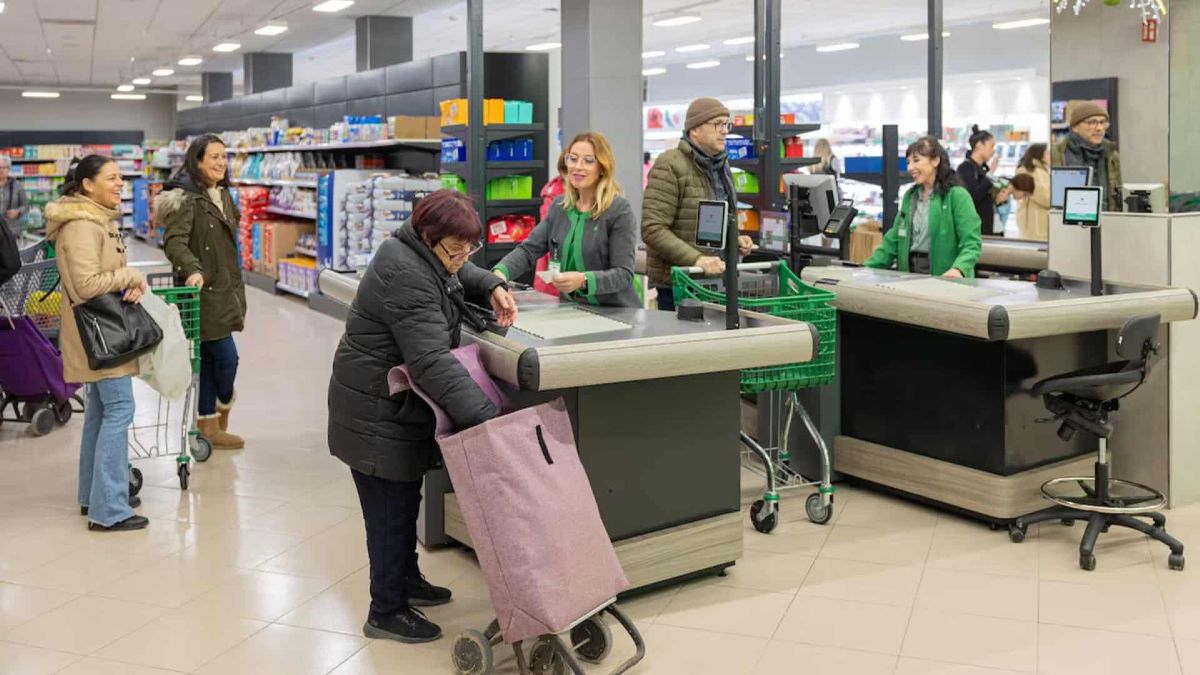 Una señora mayor pagando en una caja de Mercadona