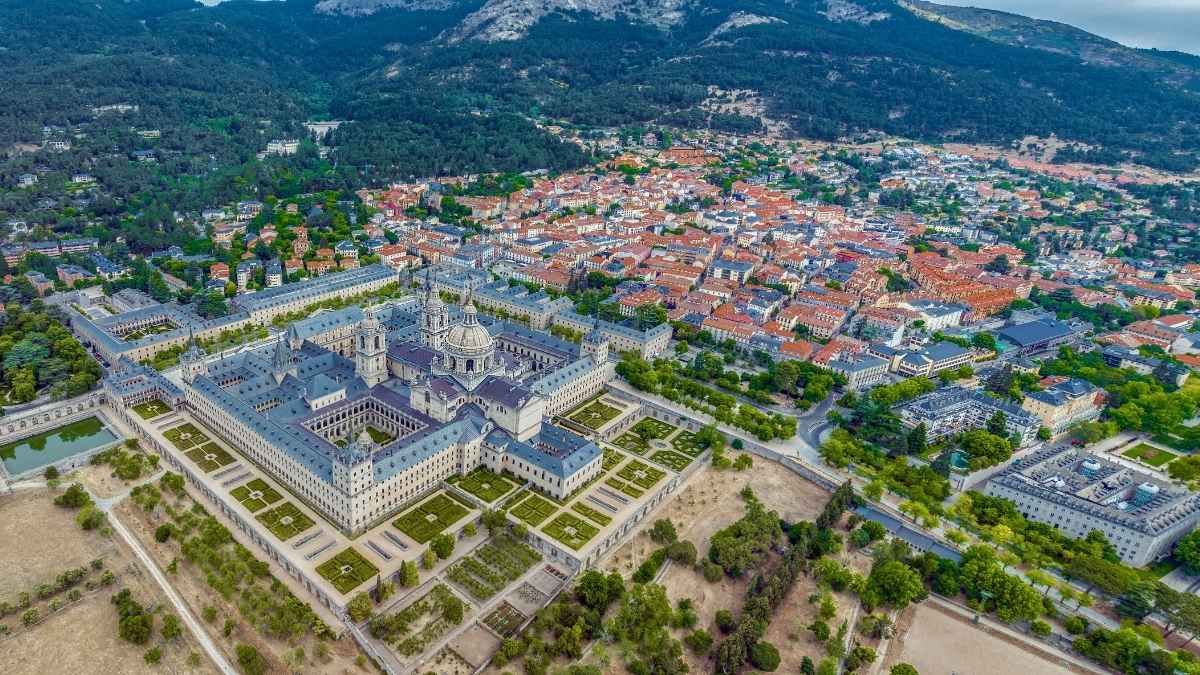Ni Patones de Arriba ni Chinchón: este es el mejor pueblo de la Comunidad de Madrid según ChatGPT Imagen aérea de San Lorenzo de El Escorial