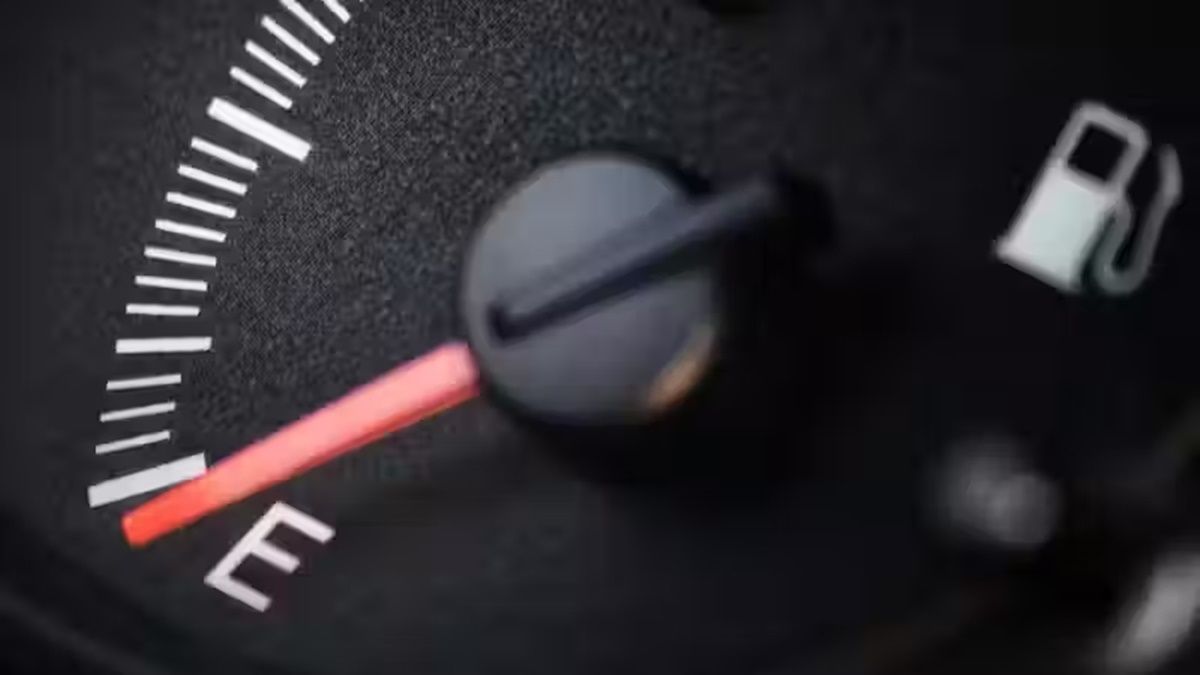 Un indicador de niveles de combustible, en un coche. Un indicador de niveles de combustible, en un coche.