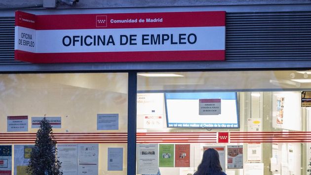 Los trabajadores que ganen menos de 2.250 euros ya pueden cobrar el paro y su sueldo al mismo tiempo: Trabajo lo confirma