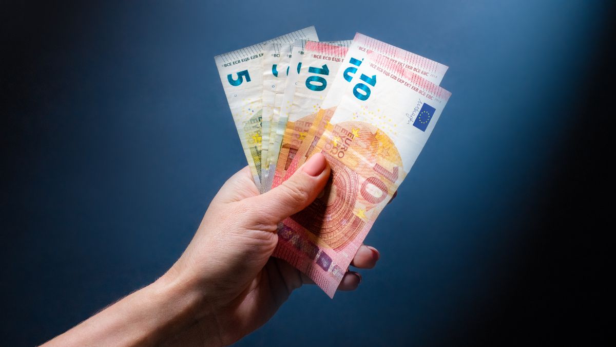 Mano con billetes de euros
