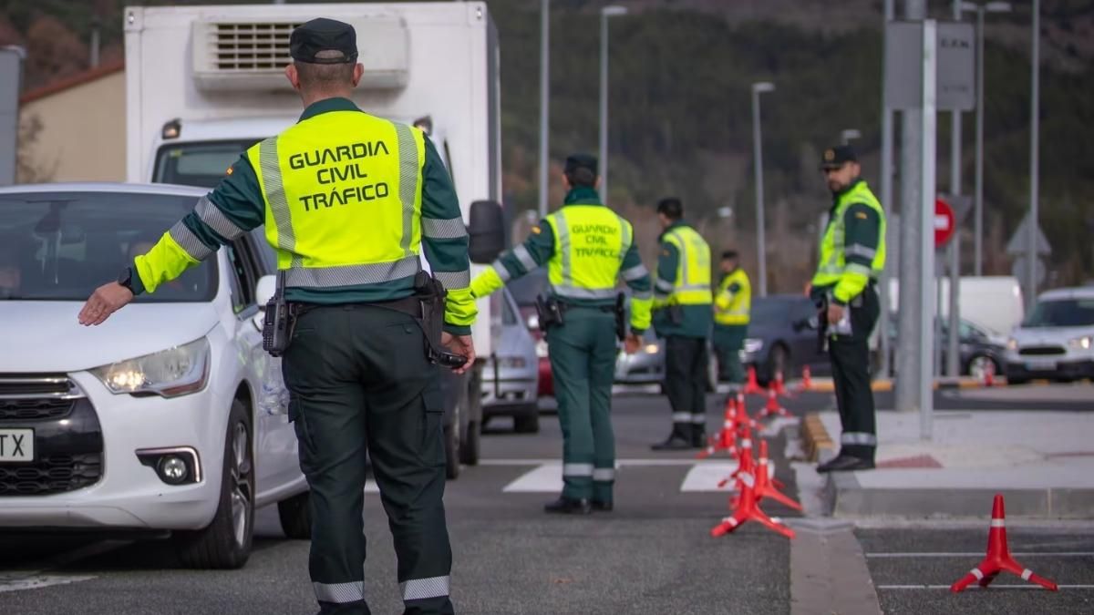 Varios agentes de la Guardia Civil en un control de tráfico