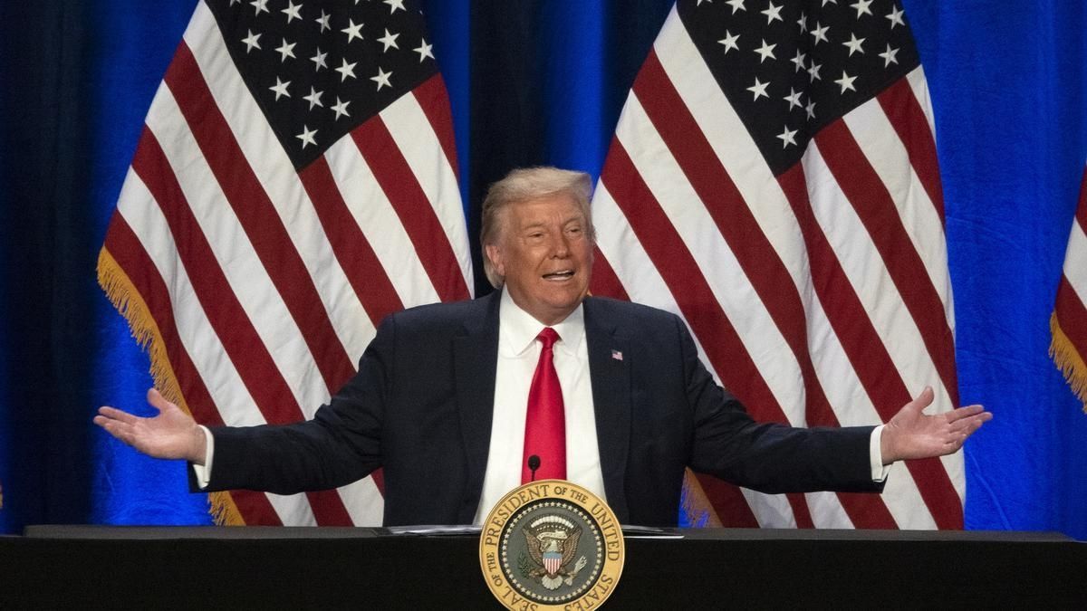 Donald Trump abre los brazos durante un acto en la Casa Blanca.