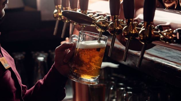 Un jubilado de 66 años tiene que pagar 29.000 euros a la Seguridad Social por trabajar como camarero sirviendo cerveza