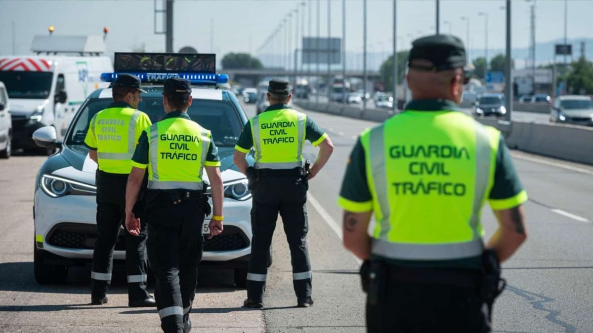 varios agentes de la guardia civil