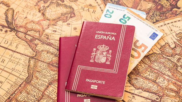 Pasaportes españoles y billetes de 50 euros