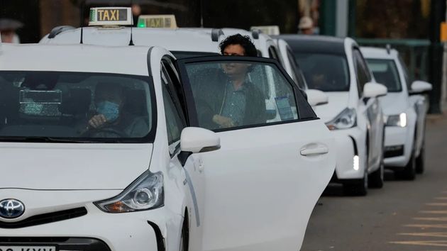 Un taxista subiendo a su Taxi