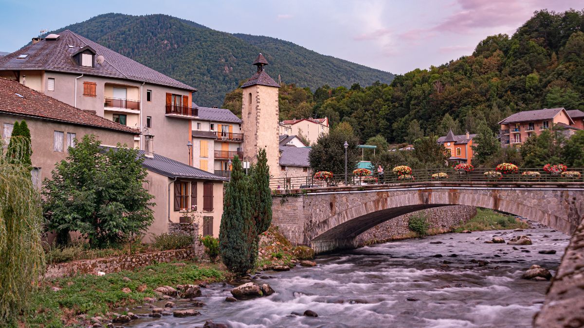 Así es el pueblo que está muy cerca de España y tiene balnearios naturales gratis Pueblo de la época romana en Francia con aguas termales naturales