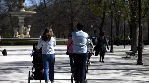 Una familia paseando