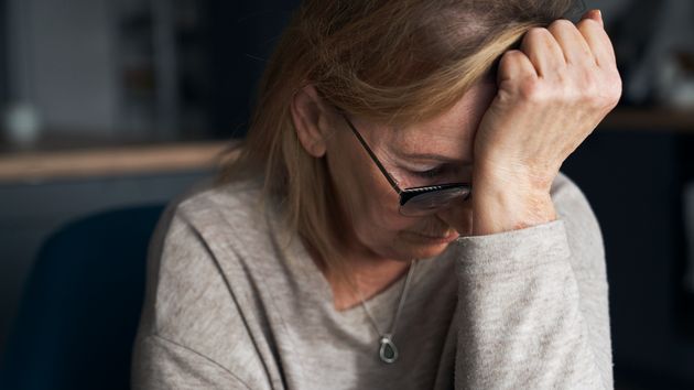 Una pensionista triste y cabizbaja