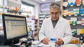 Un farmacéutico trabajando