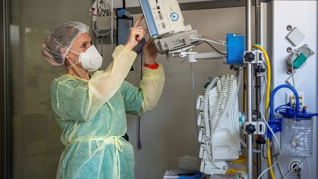 Una enfermera trabajando en un hospital