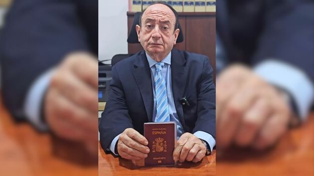 El abogado rafael Serrano con un pasaporte