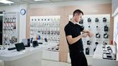 Un empleado trabajando en una tienda de telefonía