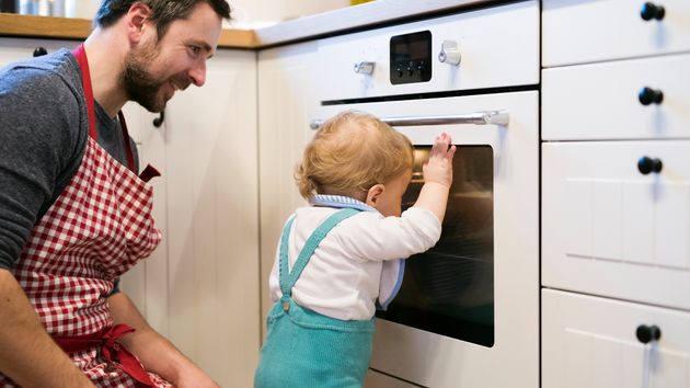 Padre e hijo encendiendo el horno