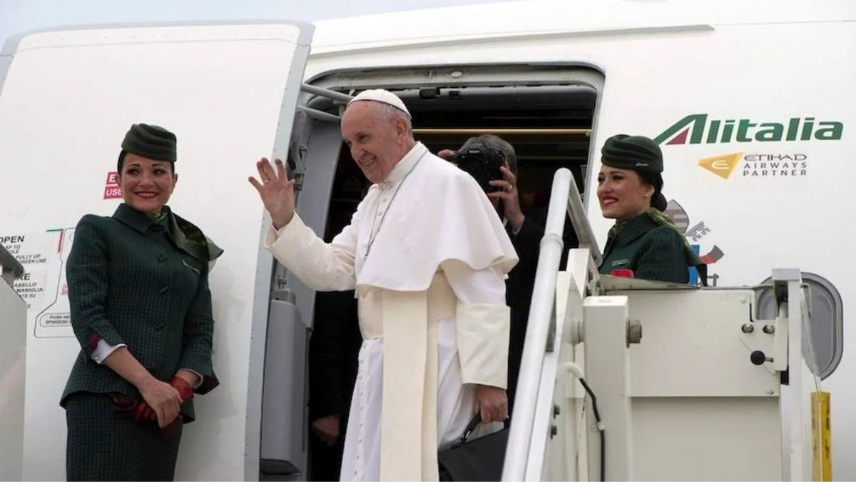 El Papa Francisco bajando de un avión. Papa Francisco.