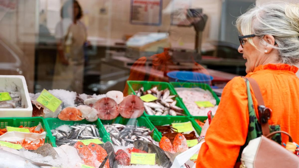 Una pescadería muestra sus productos con los precios