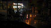 Local iluminado con velas 