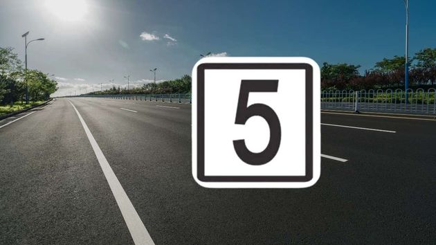 La nueva señal de color blanco con el número 5 que la DGT está instalando en las carreteras: qué significa