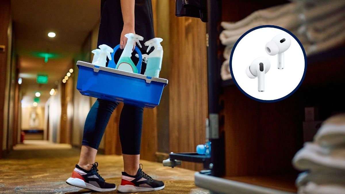 Una camarera de pisos entrando en una habitación