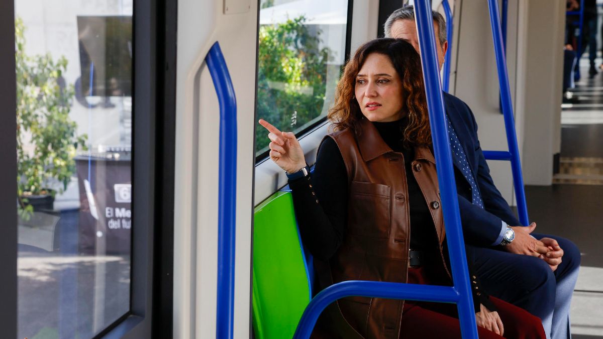 La presidenta Ayuso subida en el Metro de Madrid