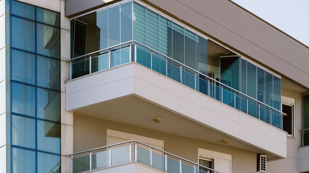 La justicia ordena quitar el cerramiento de una terraza por hacerse sin permiso de la comunidad: había otras viviendas con reformas similares