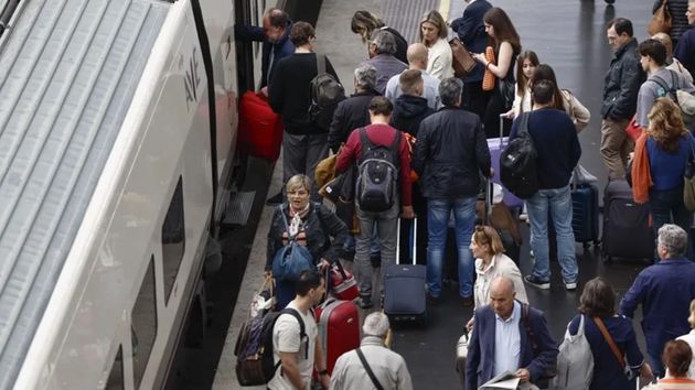 Problemas con el AVE: ¿pueden sancionarme si llego tarde por culpa de los retrasos en Renfe? ¿Tengo que devolver las horas?