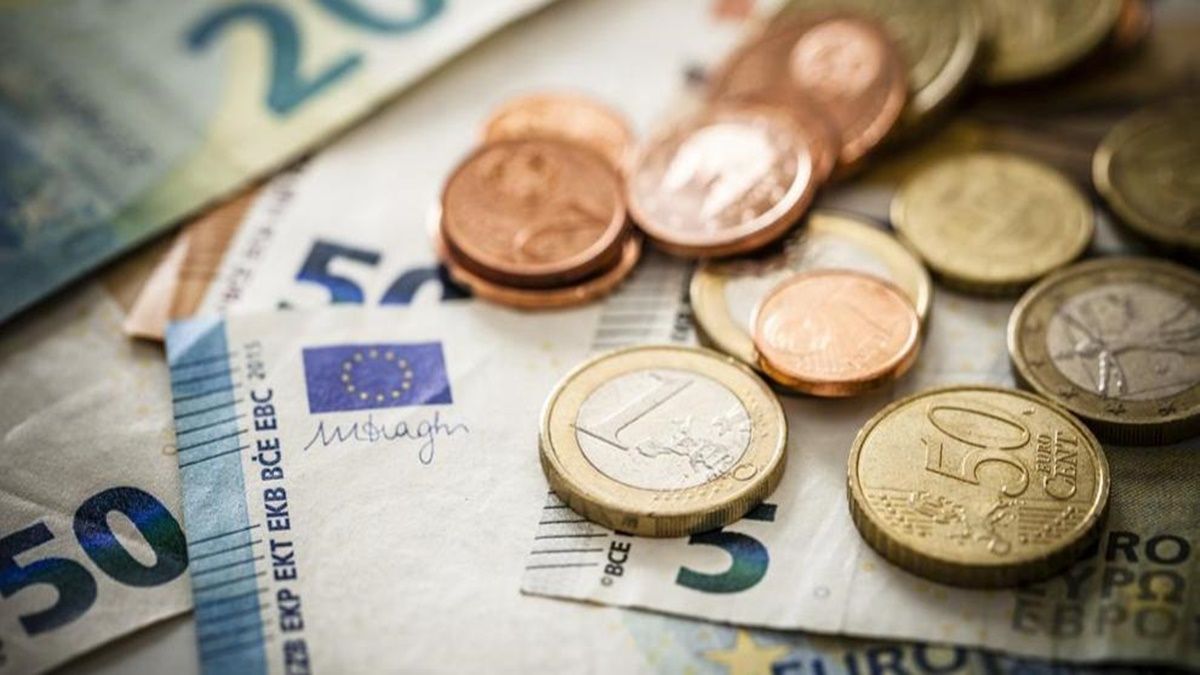 Monedas de euro sobre algunos billetes. Monedas de euro sobre billetes.