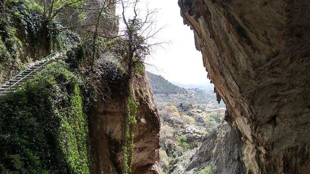 Este es el pueblo que tiene una virgen invencible y una cueva milenaria donde duerme el lince ibérico: la 'Covadonga de Andalucía'