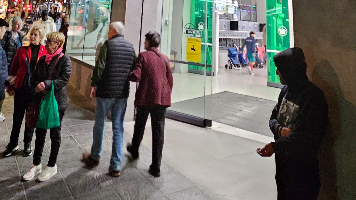 Qué dice la psicología de las personas que dan dinero a los necesitados que están en la puerta de los supermercados Persona pidiendo en un supermercado