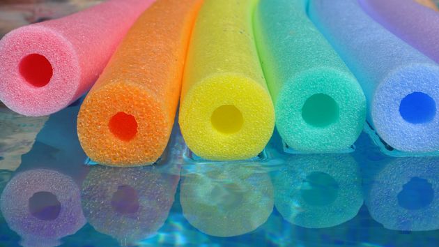 Cómo un churro de piscina puede servir para ordenar toda la cocina en minutos