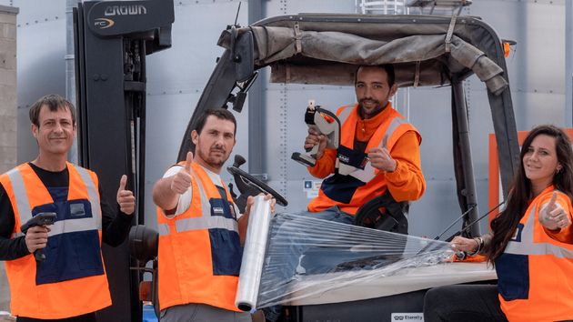 Trabajadores de Obramat en una carretilla