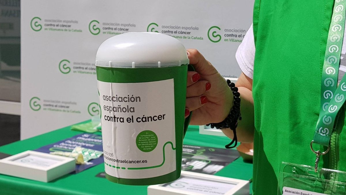 Recogida de donativos para la AECC. Hucha de la AECC
