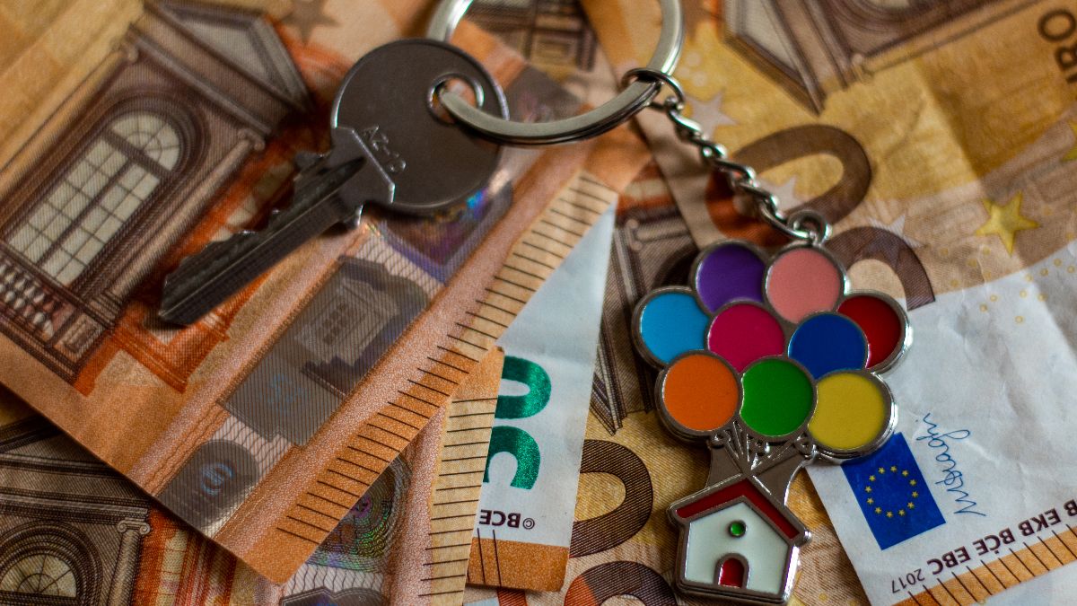 Llavero con forma de casa sobre billetes de 50 euros 