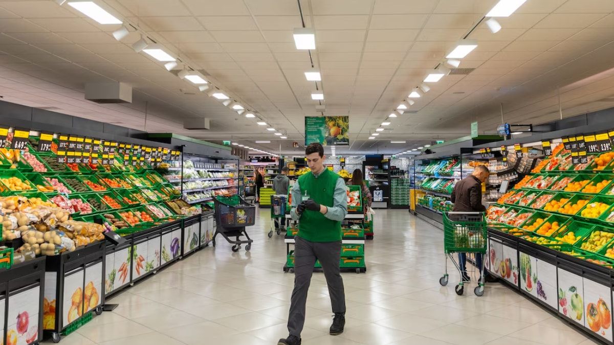 Un repartidor de Mercadona pide jornada reducida para cuidar a sus hijos y lo despiden por “ineptitud” al no poder levantar peso: es nulo por discriminación Mercadona