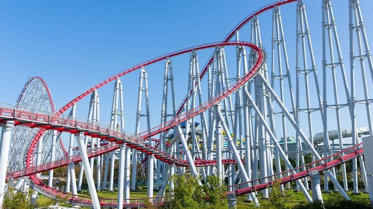 Montaña rusa en un parque de atracciones Montaña rusa en un parque de atracciones
