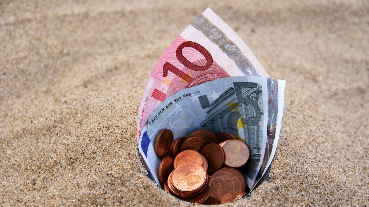 Cuándo voy a cobrar la paga extra de verano: esto es lo que dice la ley Monedas en la playa