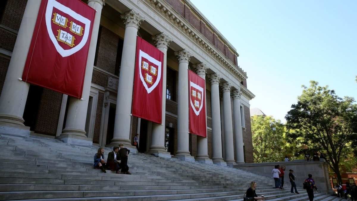 Universidad de Harvard Fachada de la Universidad de Harvard