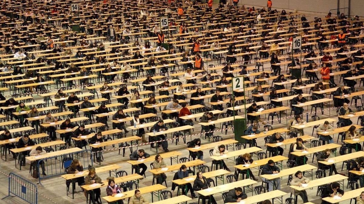 Aprobar esta oposición es fácil: en menos de un año y con sueldo de hasta 2.000 euros asegurado Alumnos realizando un examen