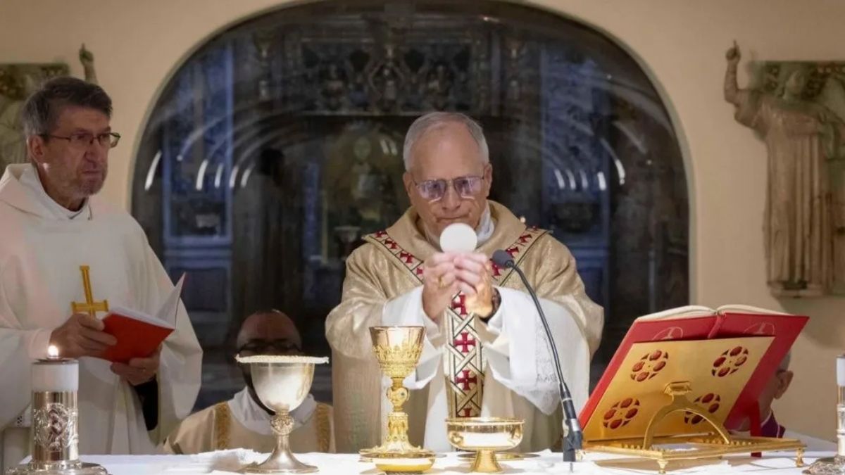 El Papa León XIV durante la misa oficiada en as Grutas Vaticanas. Papa León XIV