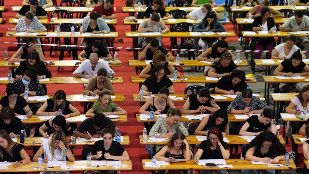 Estudiantes realizando un examen de oposiciones. Oposiciones