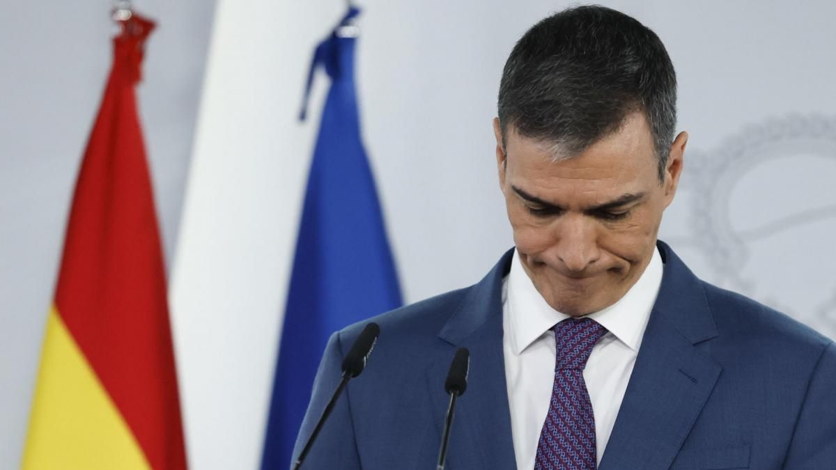 Pedro Sánchez tras la rueda de prensa que ofreció durante el apagón. Pedro Sánchez