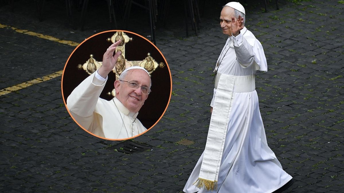 El Papa León XIV caminando junto a la imagen del Papa Francisco saludando. Papa Francisco y Papa León XIV
