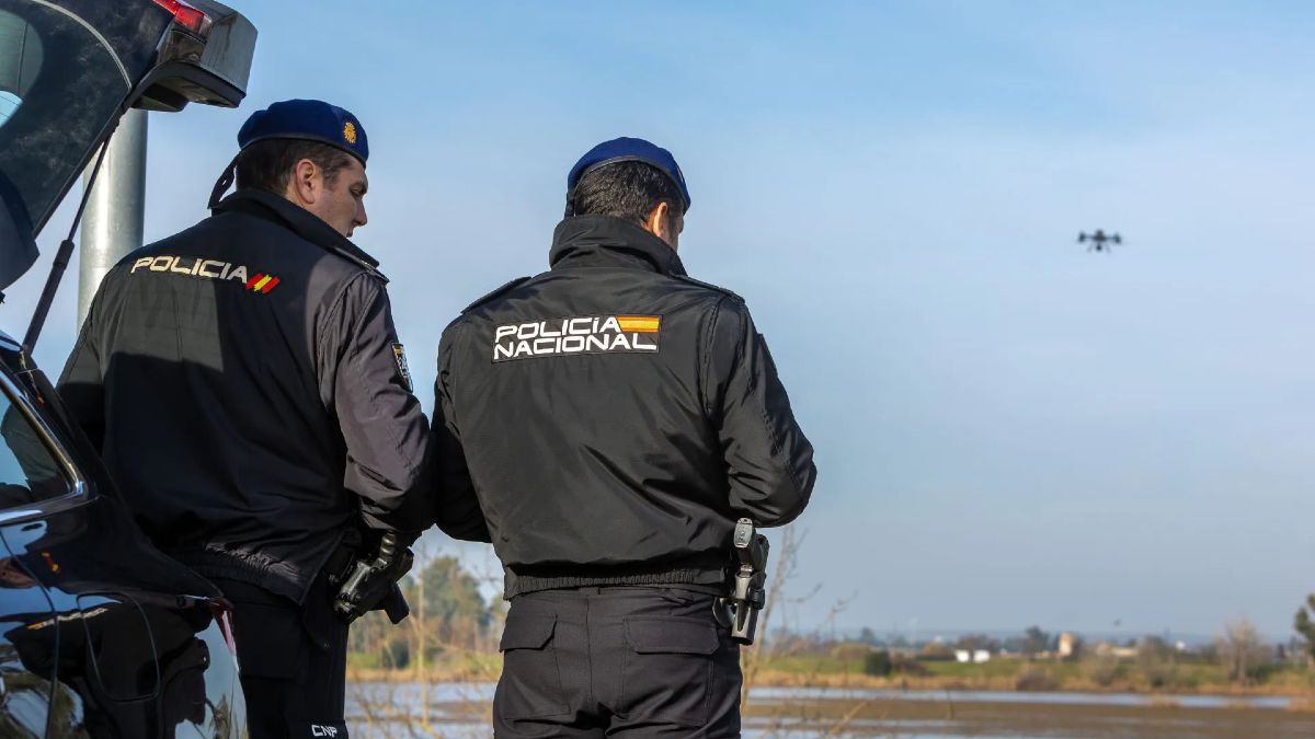 Dos Policías Nacionales en su turno de trabajo Dos policías nacionales en su turno de trabajo