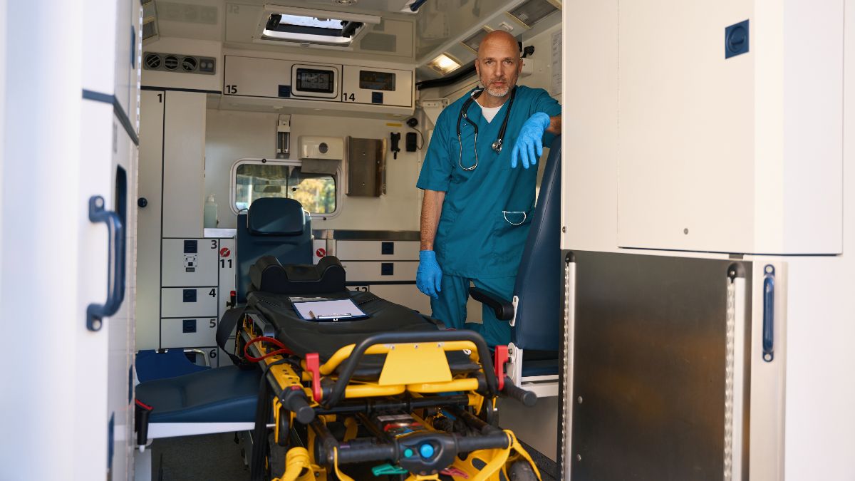 Un enfermero de ambulancias trabajando Un enfermero de ambulancias de servicio
