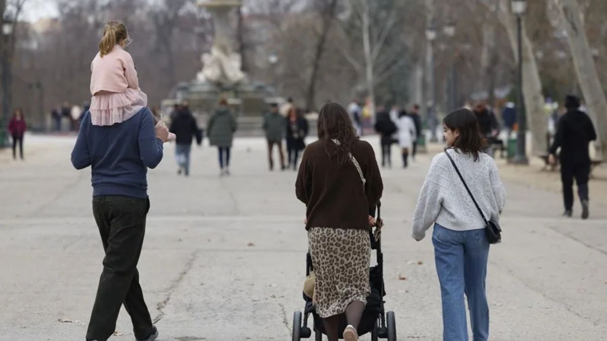 La justicia obliga una vez más a retribuir el permiso parental de 8 semanas a un empleado público Una familia paseando por la calle